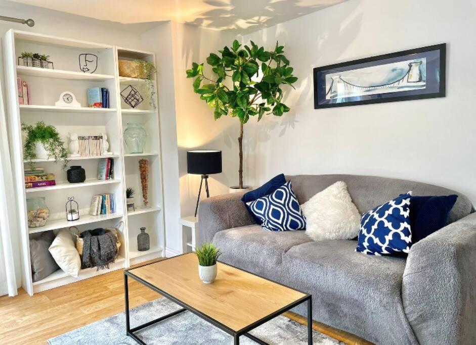 Lovely 2-bedroom Apartment. Free Parking. Apartamento